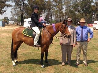 Abbey and Chick Chat at Henty